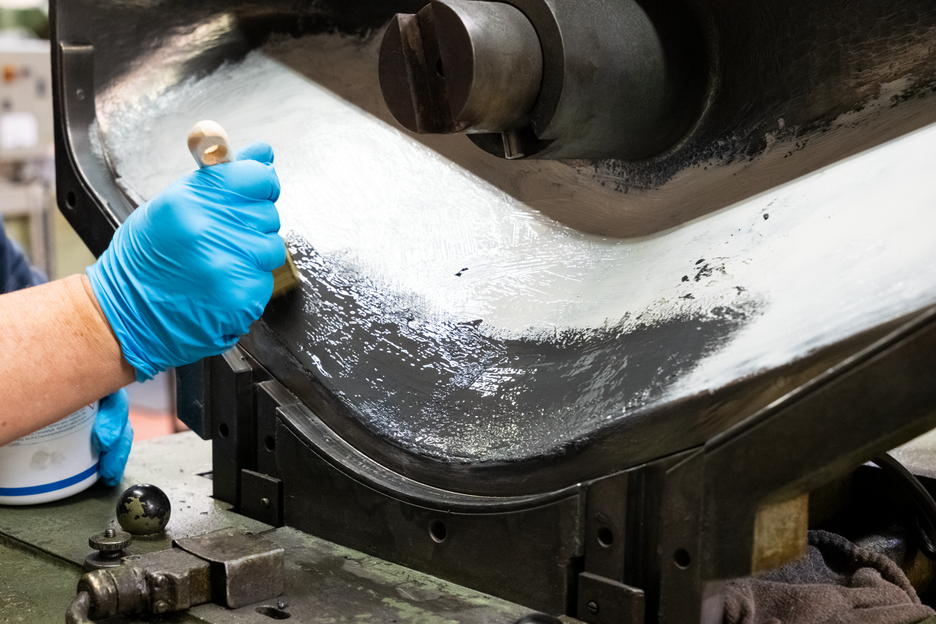 WEICON Keramiek HC 220 | Keramisch gevuld, temperatuurbestendig epoxysysteem voor slijtagebescherming.