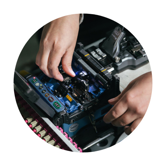 Iemand werkt aan een elektronisch onderdeel