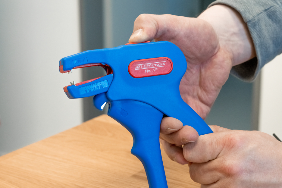 Striptang No. 7-F | voor het strippen en afstrippen van gewone platte kabels | werkgebied 0,75 - 4,0 mm²