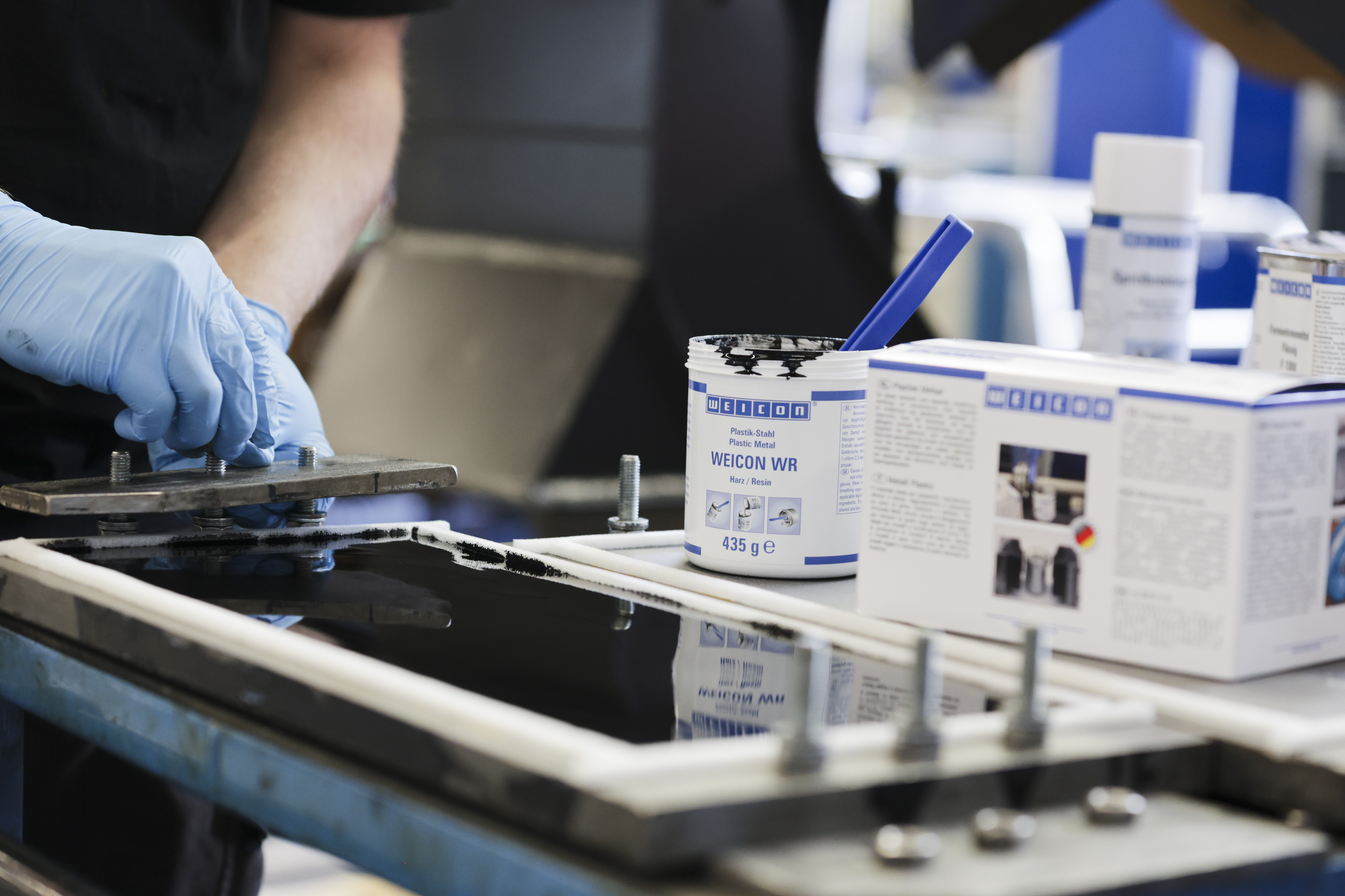WEICON WR | Met staal gevuld vloeibaar epoxyharssysteem voor voegen en vullen van spleten