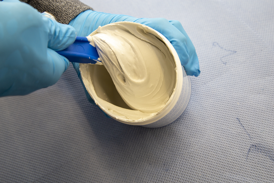 WEICON UW | Met mineralen gevuld epoxyharssysteem voor reparatie en vormgeving op natte oppervlakken