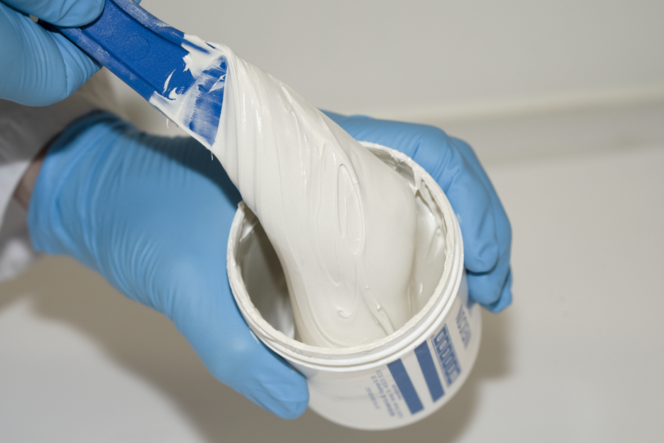 WEICON UW | Met mineralen gevuld epoxyharssysteem voor reparatie en vormgeving op natte oppervlakken
