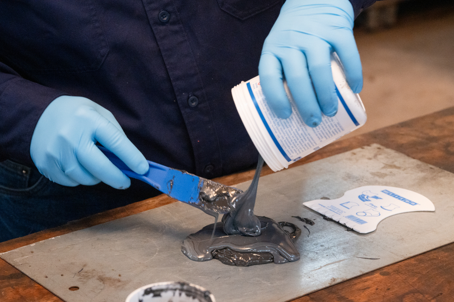 WEICON HB 300 | Met staal gevuld, hittebestendig epoxyharssysteem voor reparatie en spuitgieten