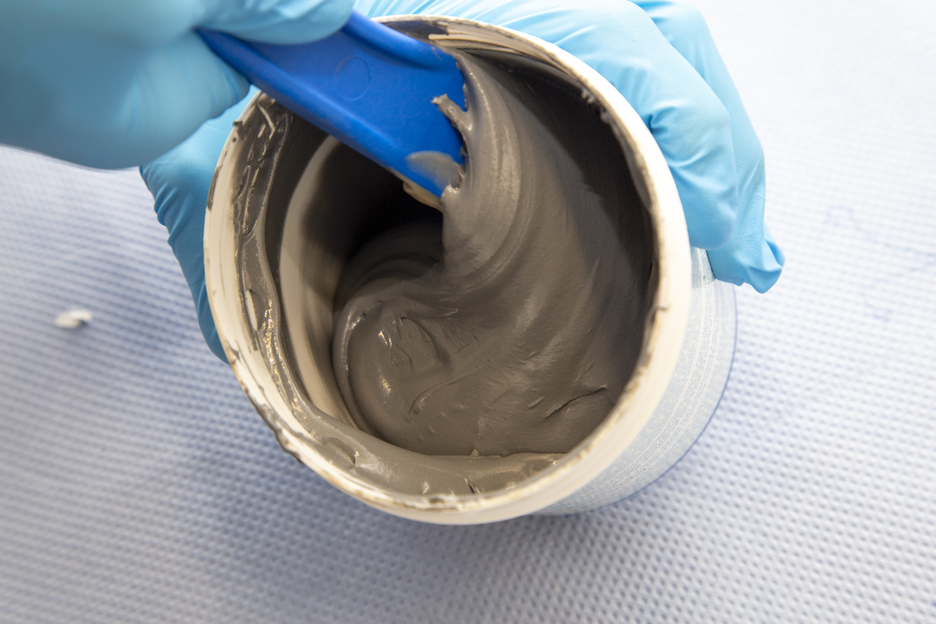 WEICON ST | Met metaal gevuld epoxyharssysteem voor reparatie en spuitgieten