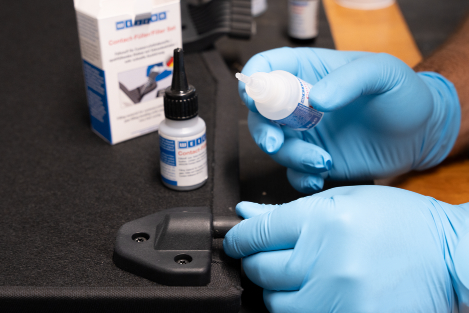 Contact-vuller set | Set met een cyanoacrylaatlijm en een vulmiddel voor snelle reparatie van scheuren, spleten, enz.