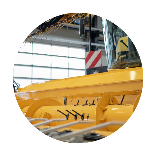 Onderdeel van een gele maaidorser