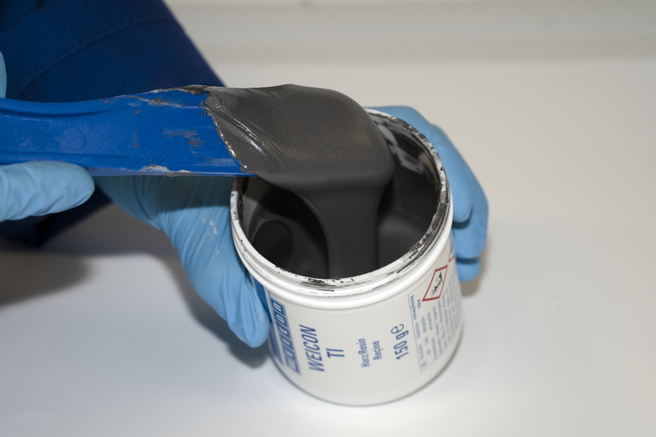 WEICON TI | Met titanium gevuld epoxyharssysteem voor reparatie en vormgeving
