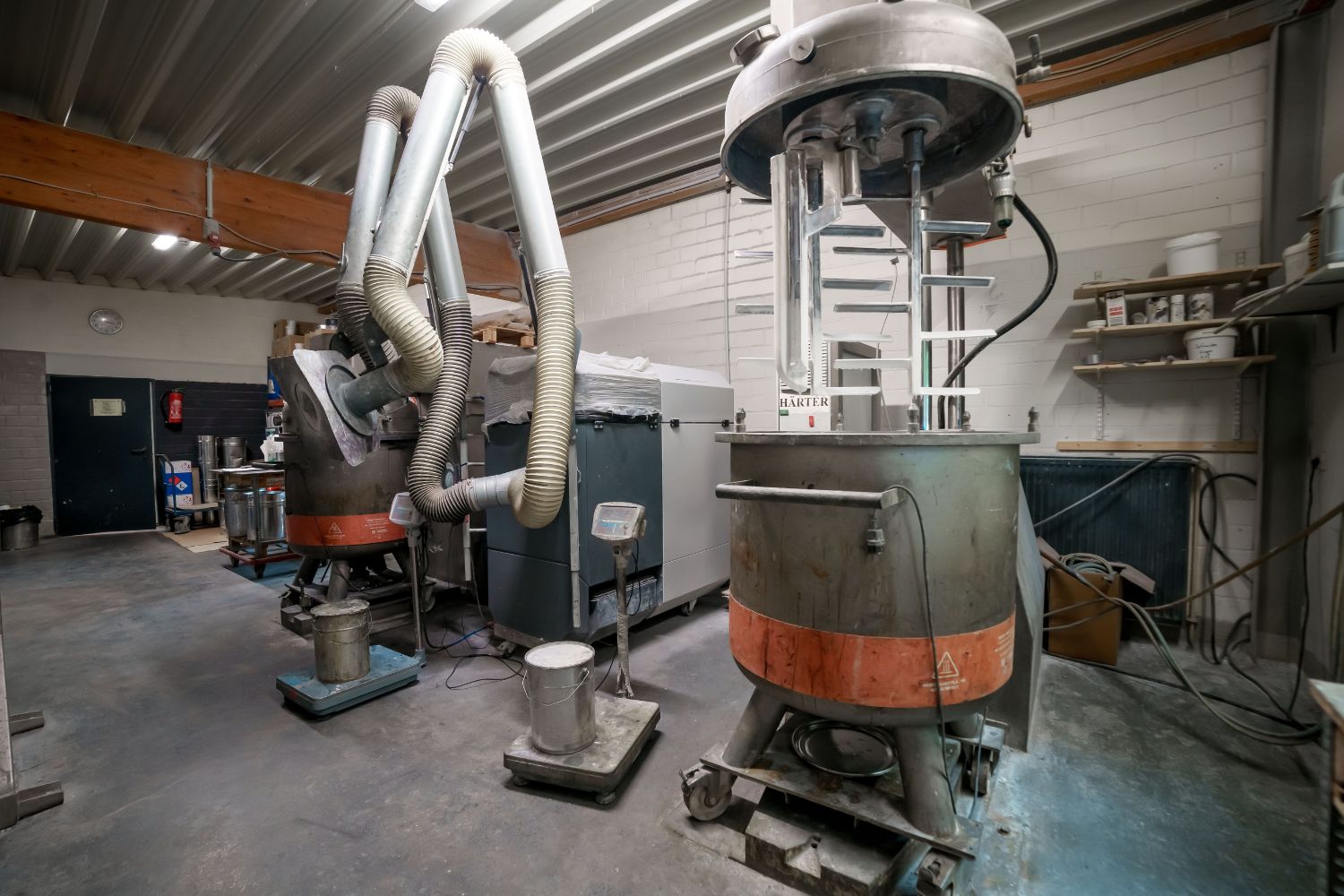 Grote machines in een ruimte