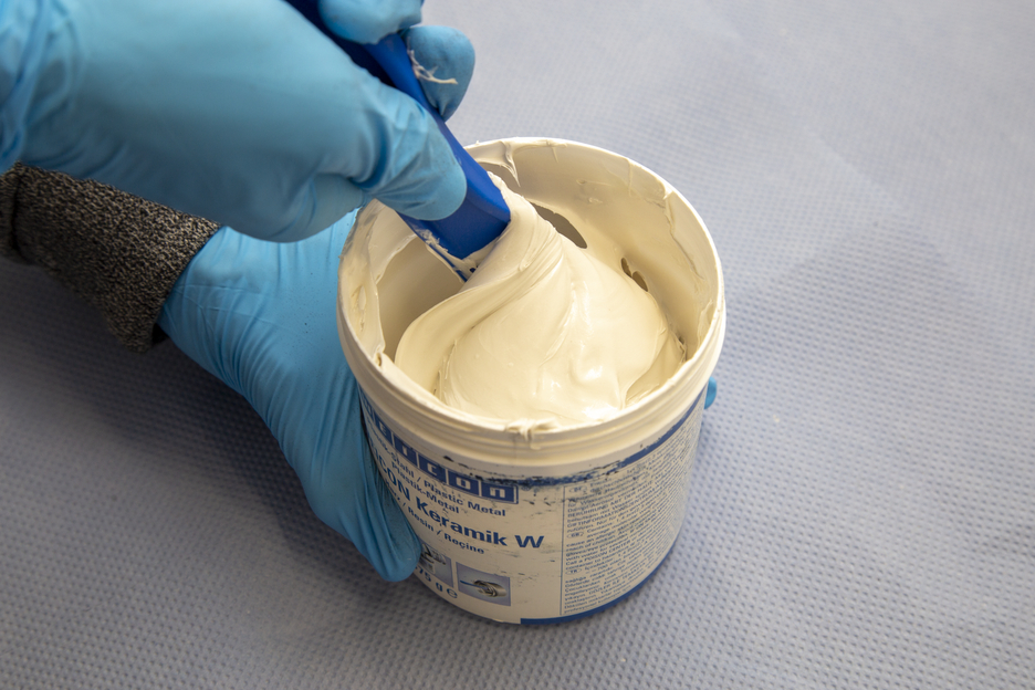 WEICON Keramiek W | Met mineralen gevuld epoxyharssysteem voor slijtlaagbescherming