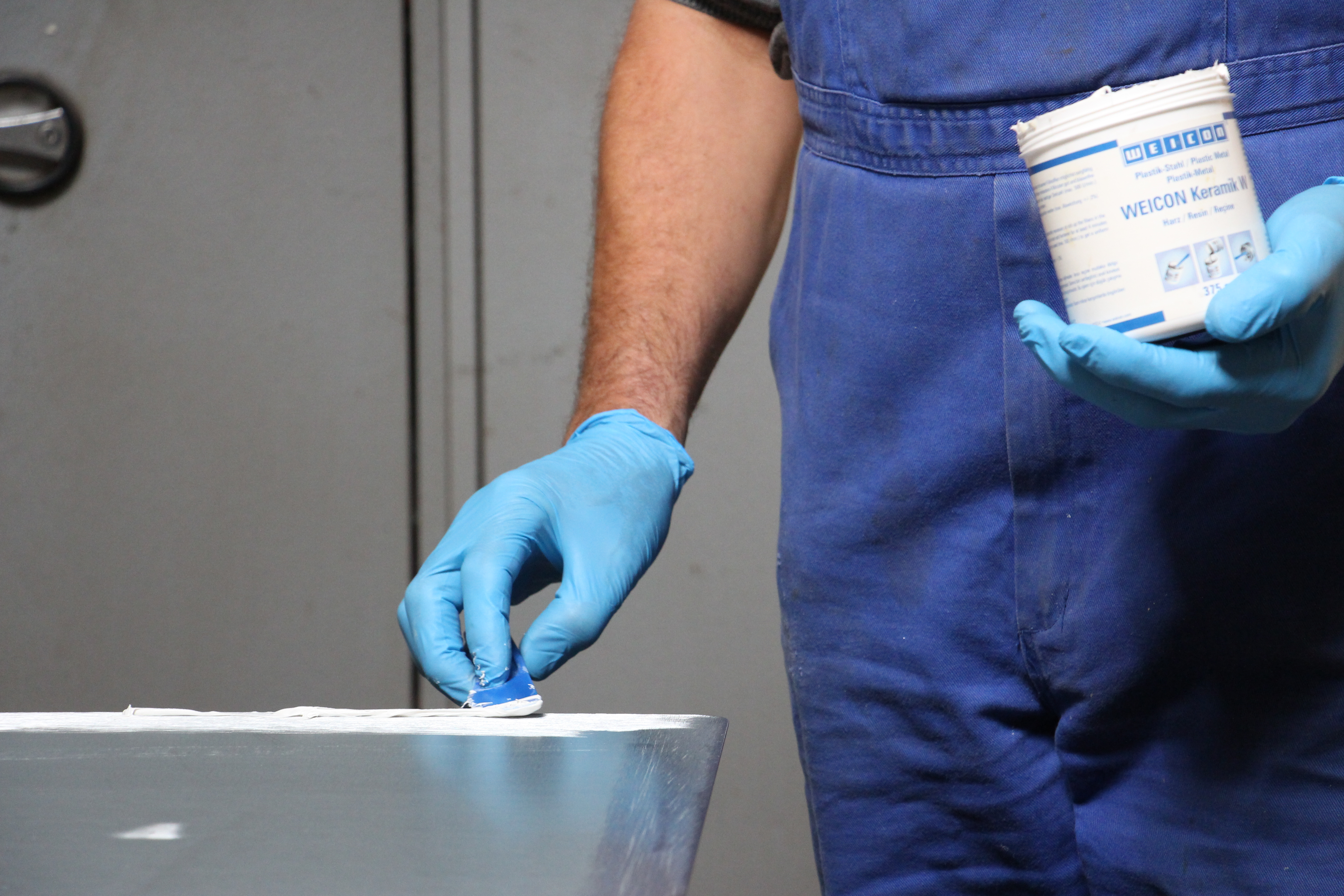 WEICON Keramiek W | Met mineralen gevuld epoxyharssysteem voor slijtlaagbescherming