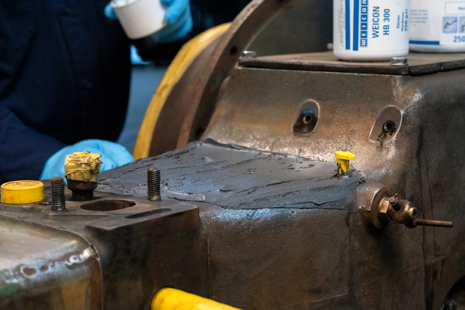 WEICON HB 300 | Met staal gevuld, hittebestendig epoxyharssysteem voor reparatie en spuitgieten