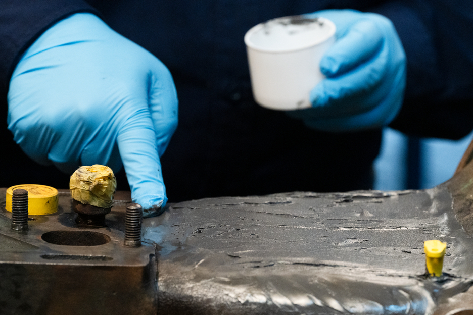 WEICON HB 300 | Met staal gevuld, hittebestendig epoxyharssysteem voor reparatie en spuitgieten