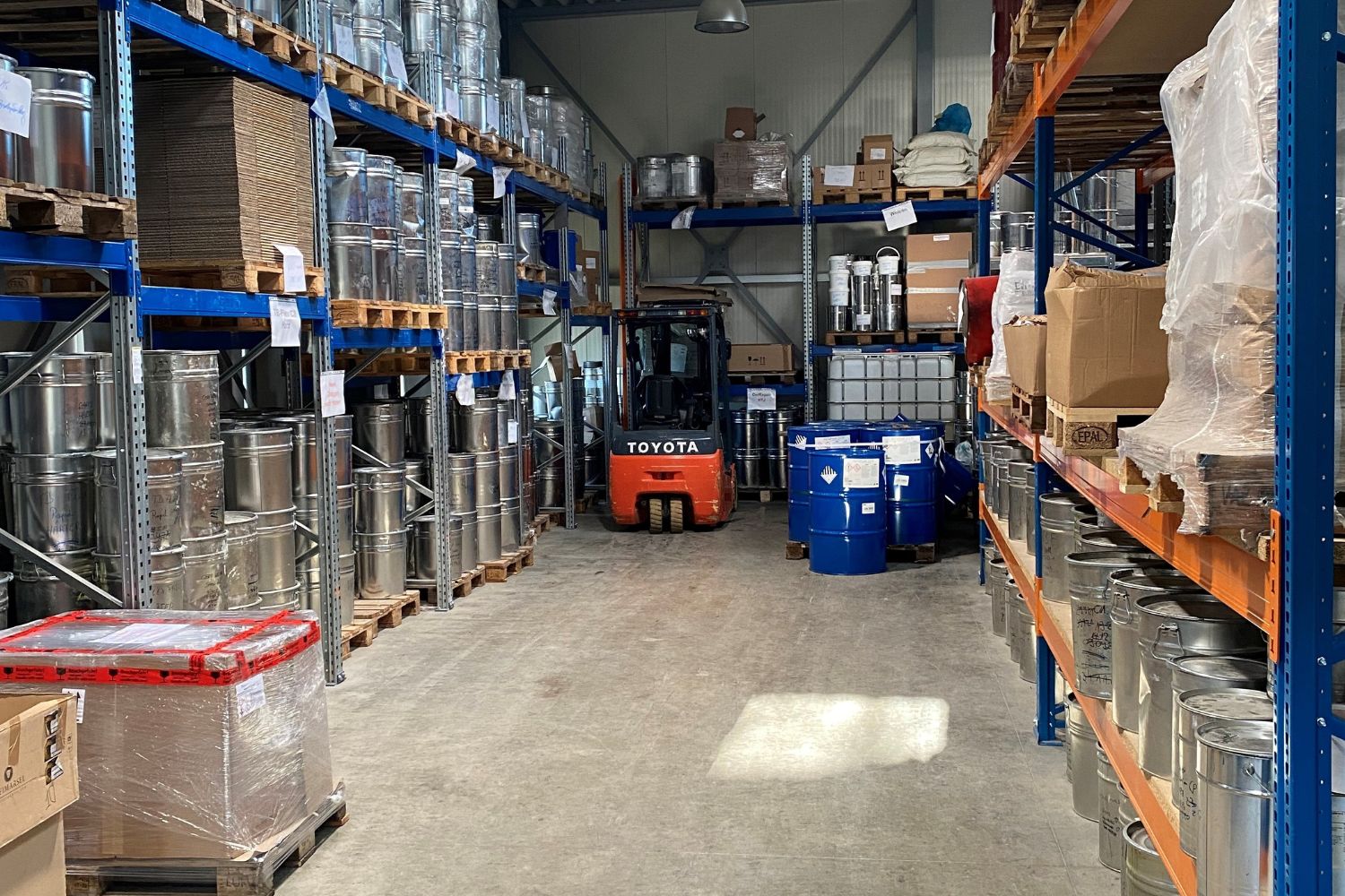 Opslagplaats van grote jerrycans