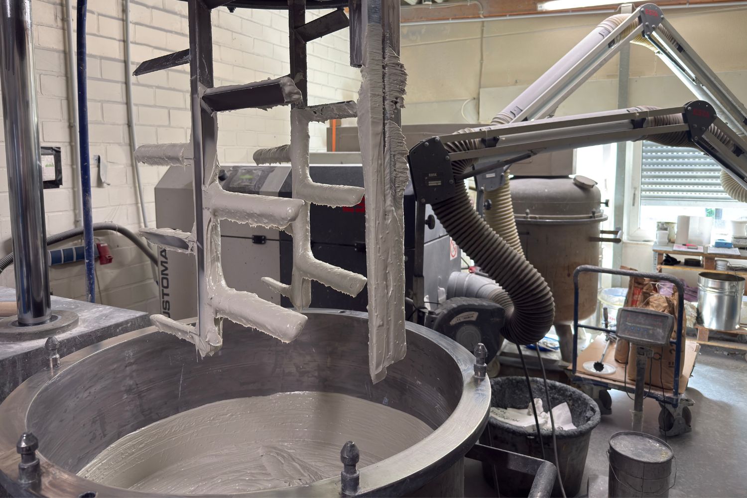 Grote machine met witte lijm erin