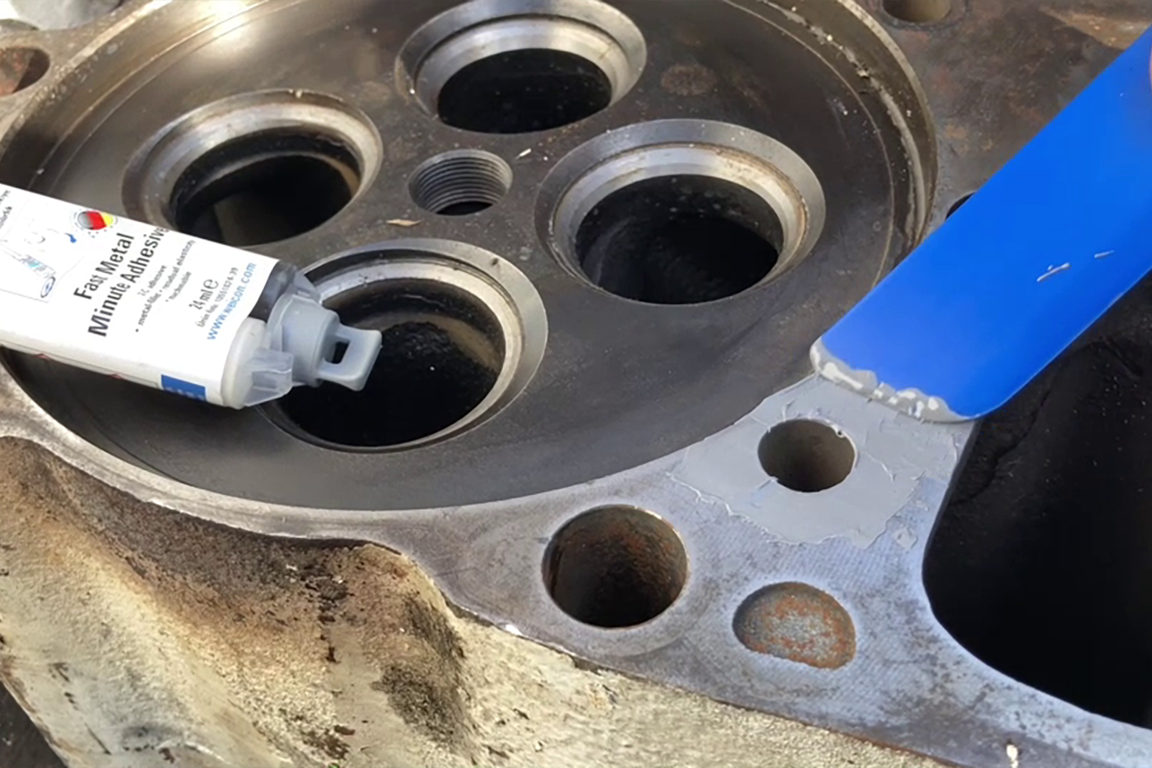 WEICON-Fast-Metal-Minutenkleber_Reparatur-des- Zylinderblocks-eines-Schiffsmotors WEICON-Fast-Metal-Minutenkleber_Reparatur-des- Zylinderblocks-eines-Schiffsmotors