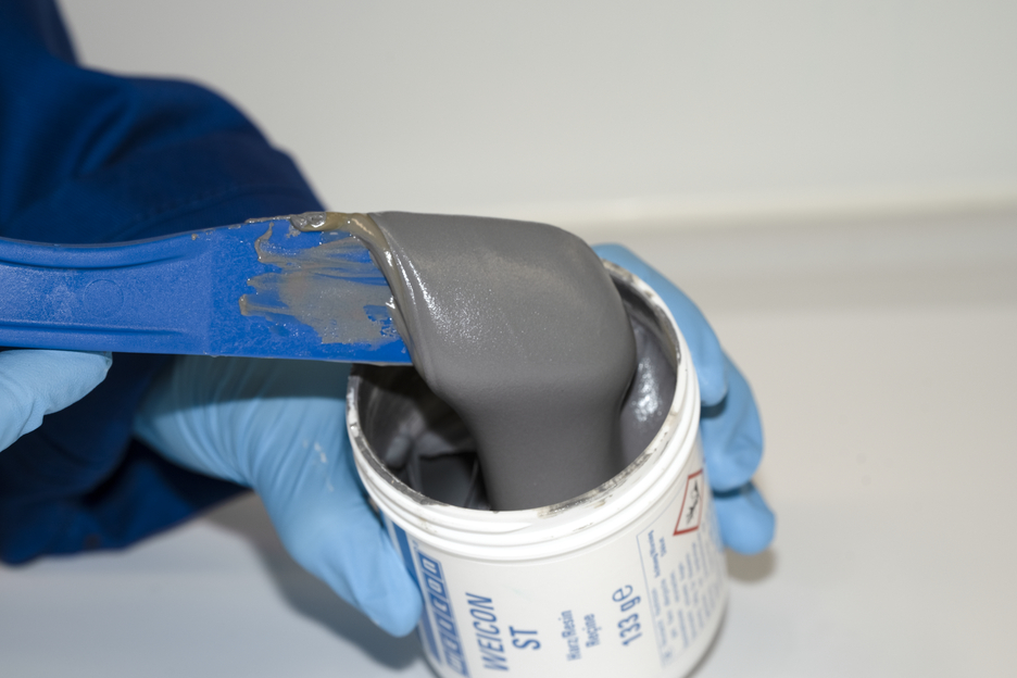 WEICON ST | Met metaal gevuld epoxyharssysteem voor reparatie en spuitgieten