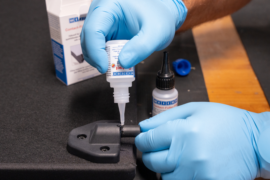 Contact-vuller set | Set met een cyanoacrylaatlijm en een vulmiddel voor snelle reparatie van scheuren, spleten, enz.