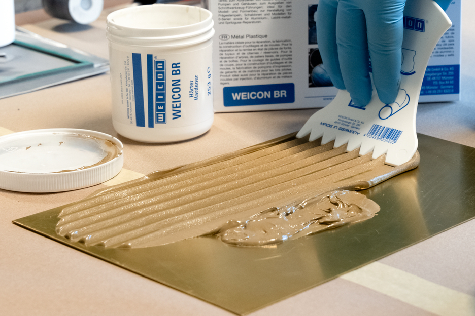 WEICON BR | bronsgevuld epoxyharssysteem voor reparatie en vormgeving