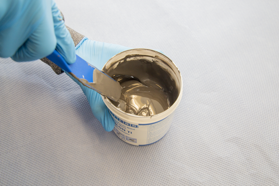 WEICON TI | Met titanium gevuld epoxyharssysteem voor reparatie en vormgeving