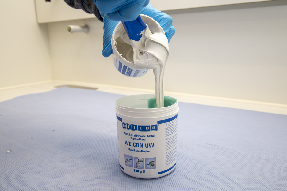 WEICON UW | Met mineralen gevuld epoxyharssysteem voor reparatie en vormgeving op natte oppervlakken