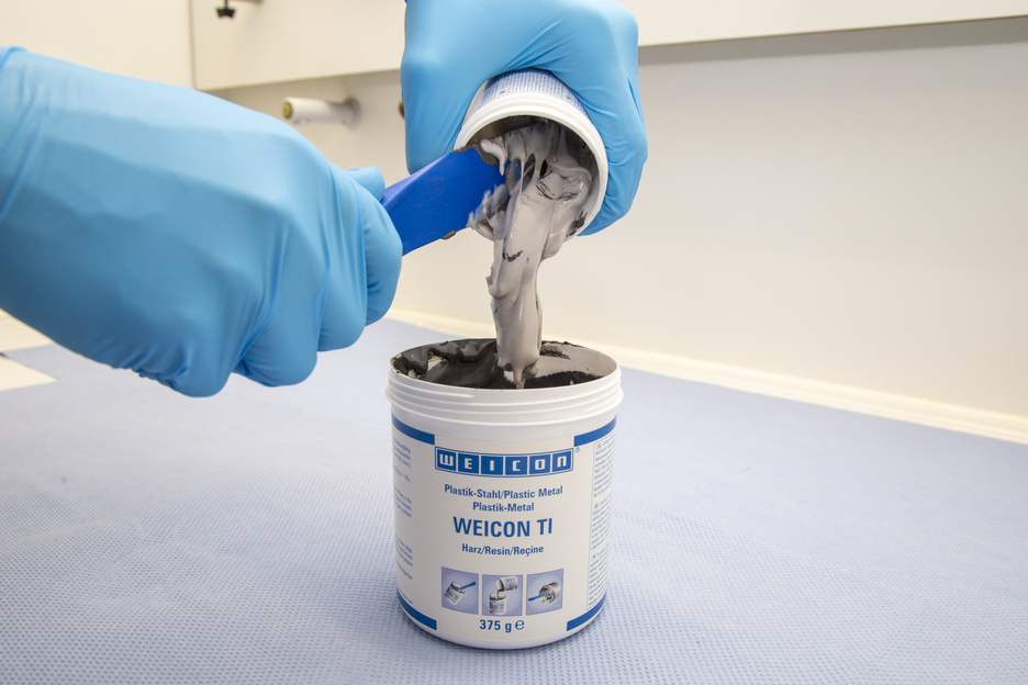 WEICON TI | Met titanium gevuld epoxyharssysteem voor reparatie en vormgeving
