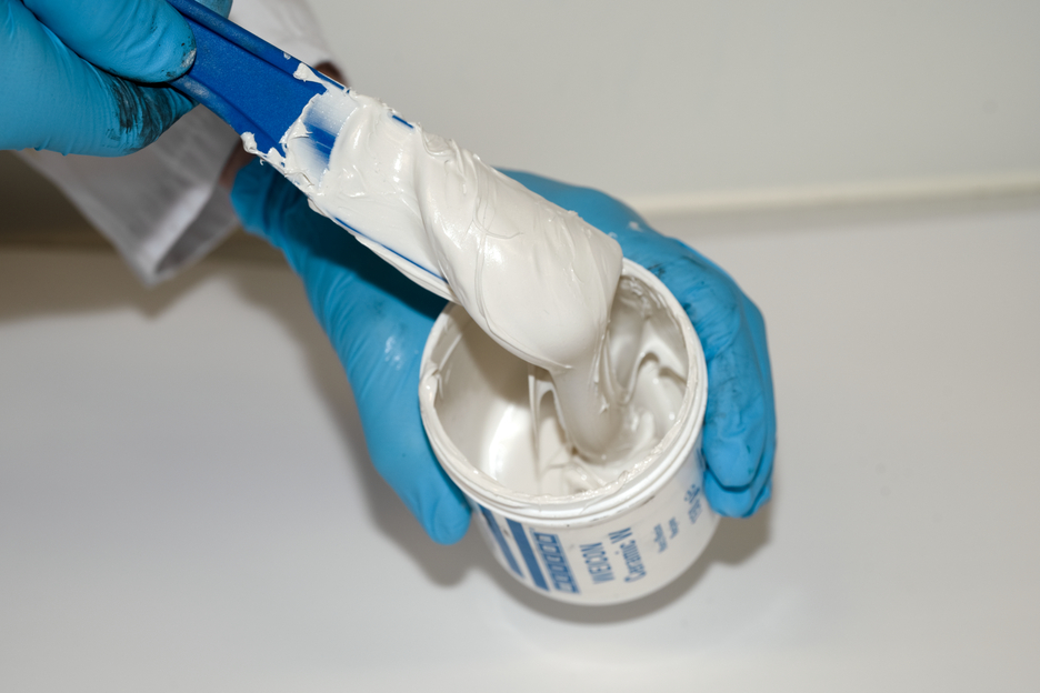 WEICON Keramiek W | Met mineralen gevuld epoxyharssysteem voor slijtlaagbescherming